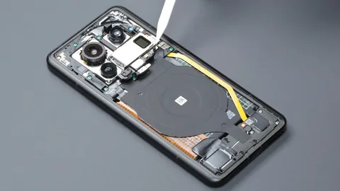 Xiaomi 14 Ultra's first teardown includes tests for the camera, battery, display, and gaming features