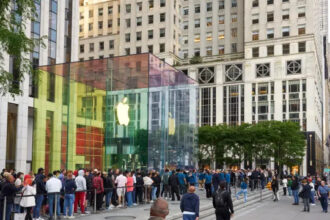 Apple fires over 700 employees following its car and display project closures