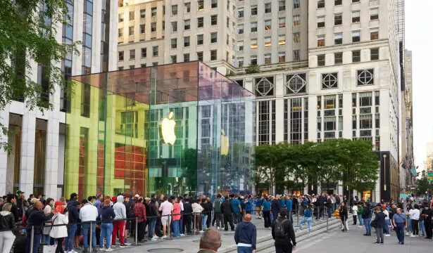 Apple fires over 700 employees following its car and display project closures